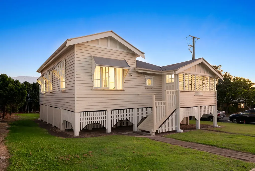 Bulimba 4房 高地景观视野 416sqm宽幅地块 顶级学区房 河畔步行可达 咖啡馆林立 翻新潜力巨大 社区氛围浓厚 CITY VIEWS… PRIZED LOCATION