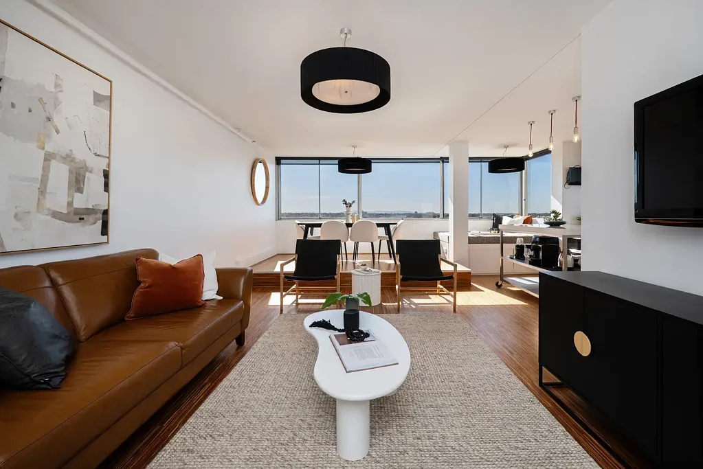 St Kilda 2房 顶层海景公寓 海湾壮丽景色 标志性建筑遗产 专属停车位 翻新屋顶烧烤区 步行即达海滩 咖啡馆餐厅云集 Priced to Sell!