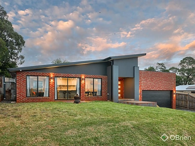 Drouin 4 Slaapkamer Elevated Family Living with Breathtaking Valley Views on a large 950 m2block, approx