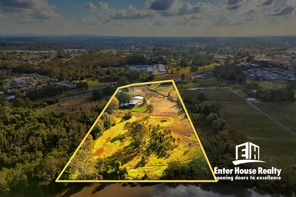 Edens Landing 4ਬੈੱਡਰੂਮ HIDDEN GEM COUNTRY LIVING SO CLOSE TO TOWN – STUNNING ELEVATED TIMBER POLE HOME ON 12.6 ACRES WITH RIVERFRONT, POOL & SHED!