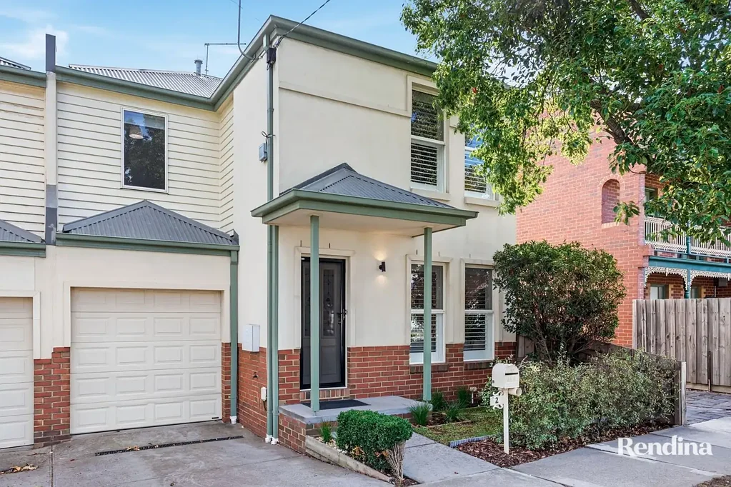 Ascot Vale 3房 便利设施近 采光充足 设计精巧 低维护 三卧套间 私密庭院 中央空调 锁车库 热门区域 Light-filled and spacious townhouse