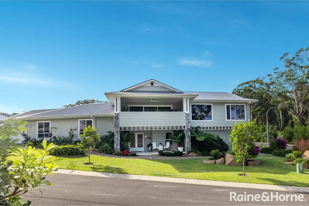 Mollymook Beach 5 Bedroom Designer Golf Course Living