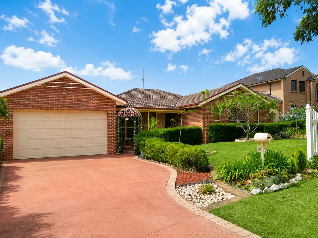 Bright and Spacious 4‑Bedroom Home on 675m² - Mount Annan