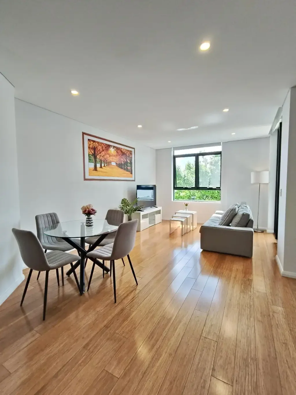 2 BED FULLY FURNISHED APARTMENT - MODERN, SPACIOUS & IMMACULATE