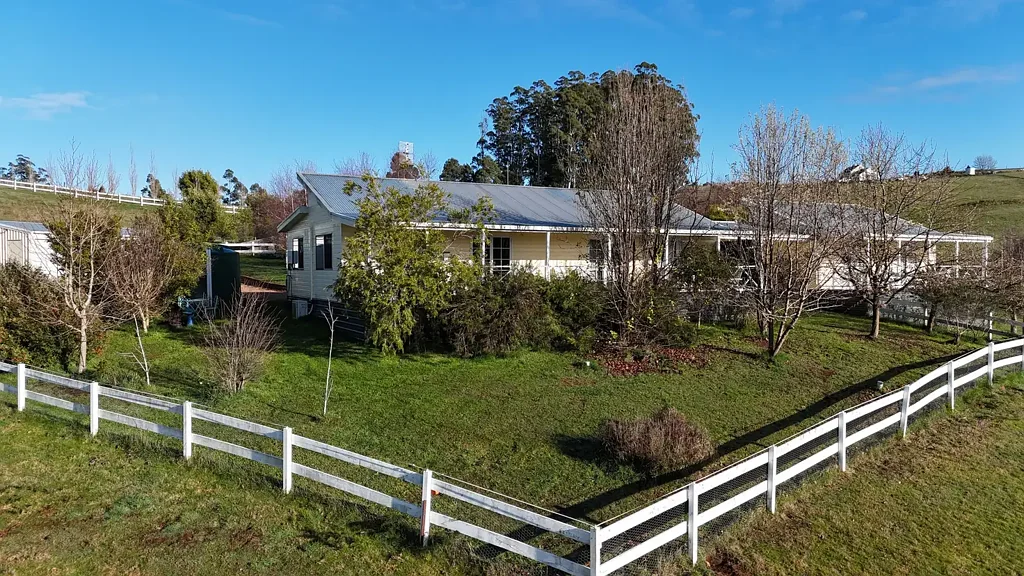 West Kentish 5房  9.5 PRIVATE ACRES WITH MODERN 2 HOME LIVING OPTIONS
