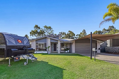Gilston 4房  Beautifully Renovated, Single-Level Living Backing Onto Nature
