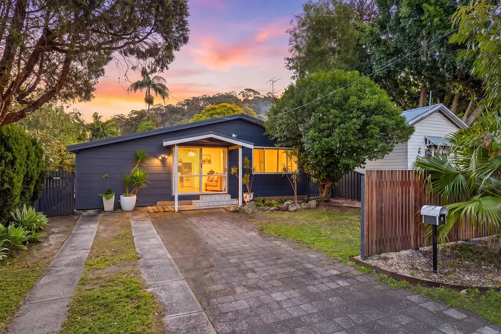 Umina Beach 3Habitaciones THREE BEDROOM, TWO BATHROOM FAMILY HOME IN SOUGHT AFTER SOUTH UMINA - HUGE BLOCK OF LAND WITH CABIN PERFECT FOR EXTENDED FAMILY OR RENTING