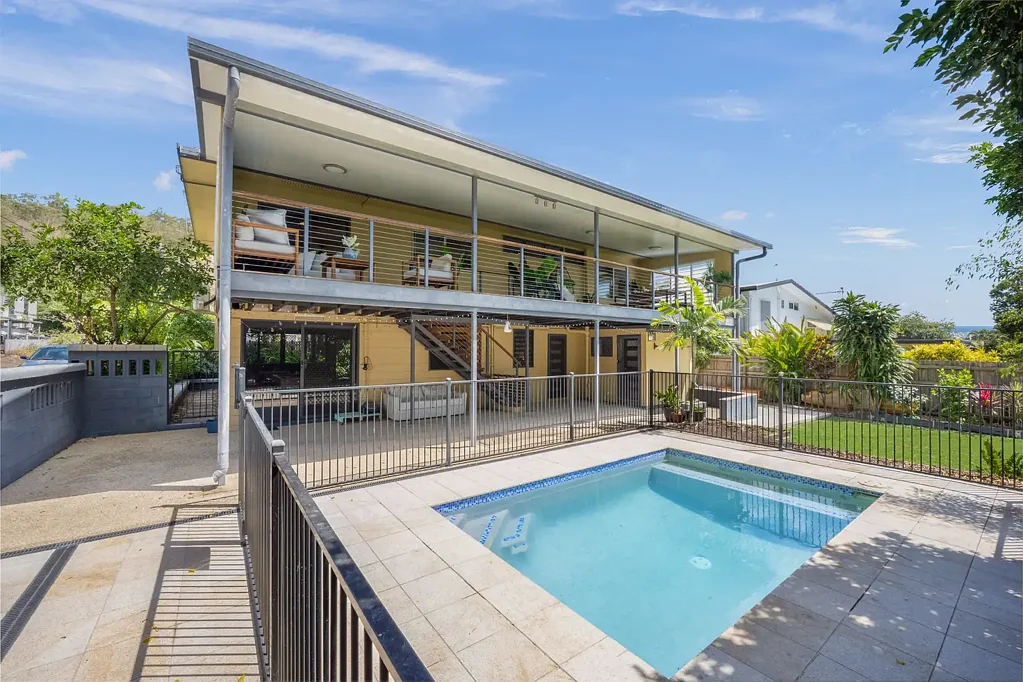 Wulguru 5 Bedroom Big family home + Pool + Shed