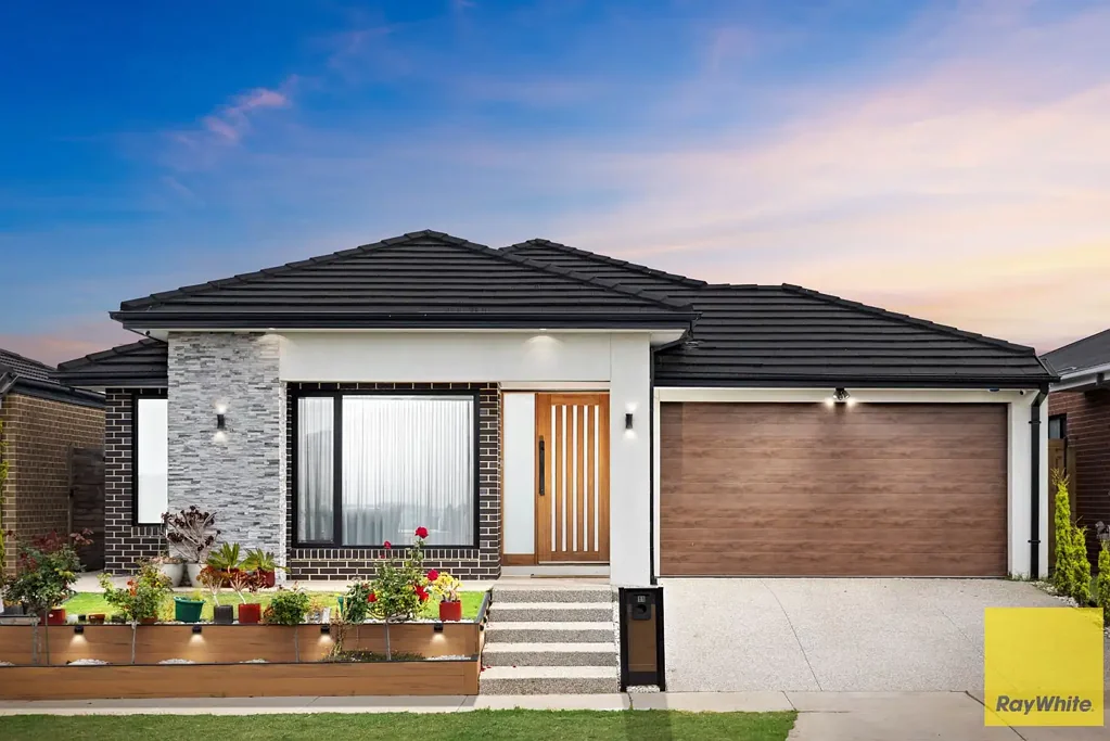 Tarneit 4房 现代定制住宅 4卧2卫 高挑天花板 时尚实用厨房 448sqm土地 私人双车位 近学校商圈 Stylish Custom Built Home Moments from Schools & Shopping