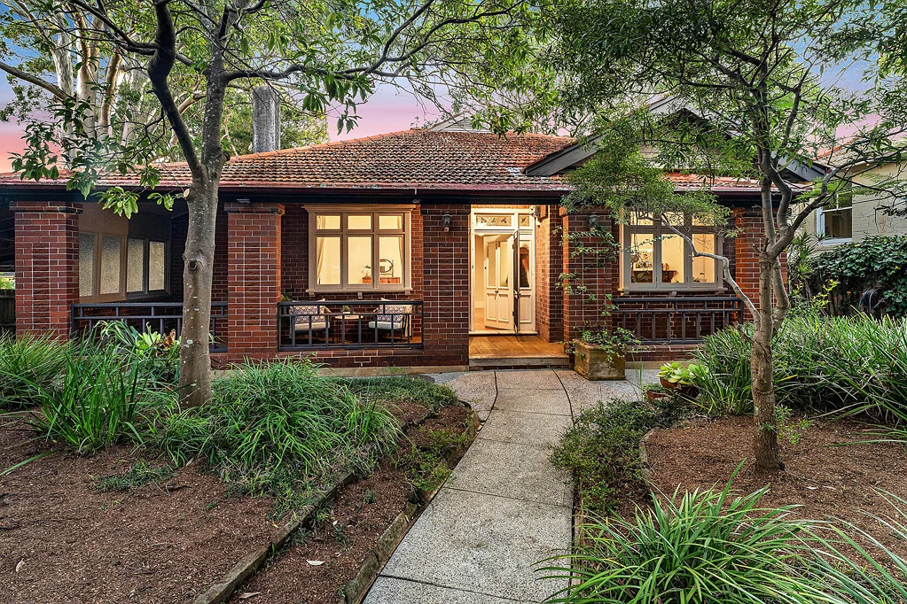 Roseville 5房 远眺 Blue Mountains 景色，多功能家庭生活，距 Chatswood 仅数分钟路程 Non-conservation Federation charm with sweeping Blue Mountains views and walk-to-rail convenience