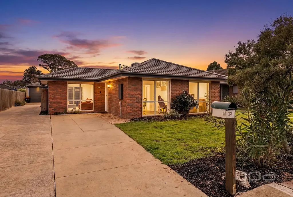 Melton South 4房 位于黄金地段，随时可入住的家庭住宅，全新升级 MOVE-IN READY FAMILY HOME WITH FRESH UPDATES IN A PRIME LOCATION
