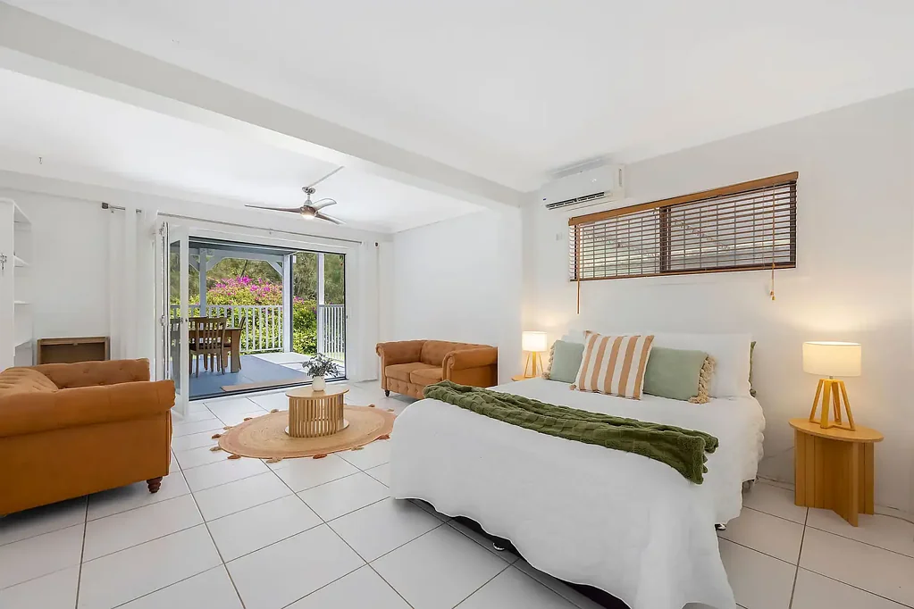 Long Jetty 6房  Multi-generational living, large families, home business or investors with short-term rental potential, must sell at auction