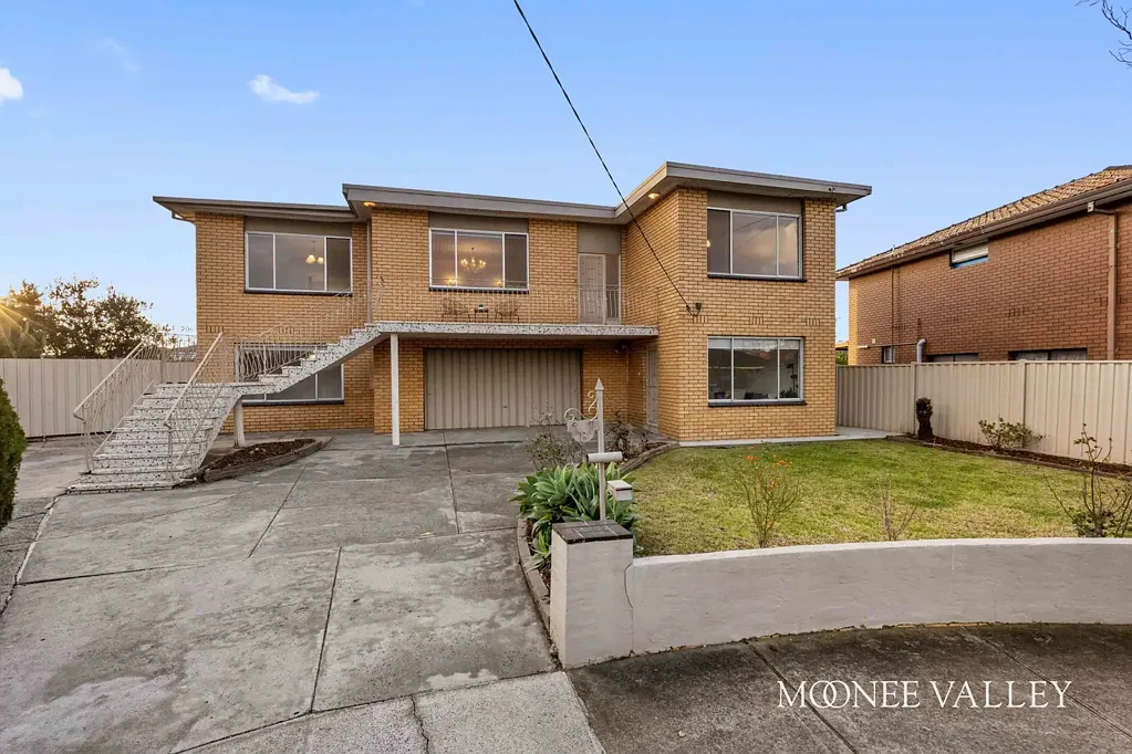 Avondale Heights 4房 位于优越街区，坚固家庭住宅，潜力无限 A Solid Family Home with Endless Potential in a Prime Court Location