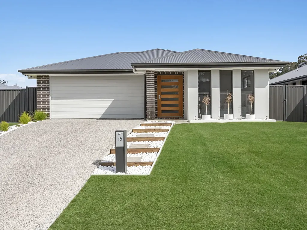 Woodford 4 Bedroom Premium Family Living in the Heart of Woodford!