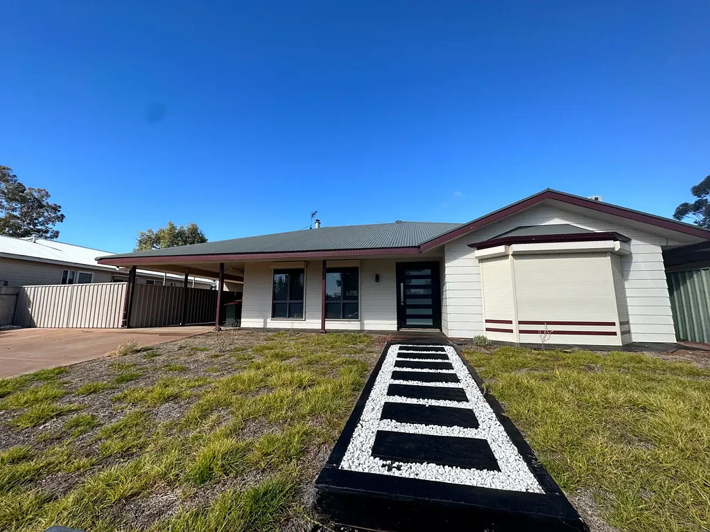 Large 6 Bedroom Home With a Study, Shed and Pool