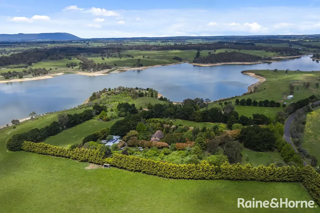Kyneton South 8બેડરૂમ Botanical Sanctuary with Sweeping Water Views on 27 Acres