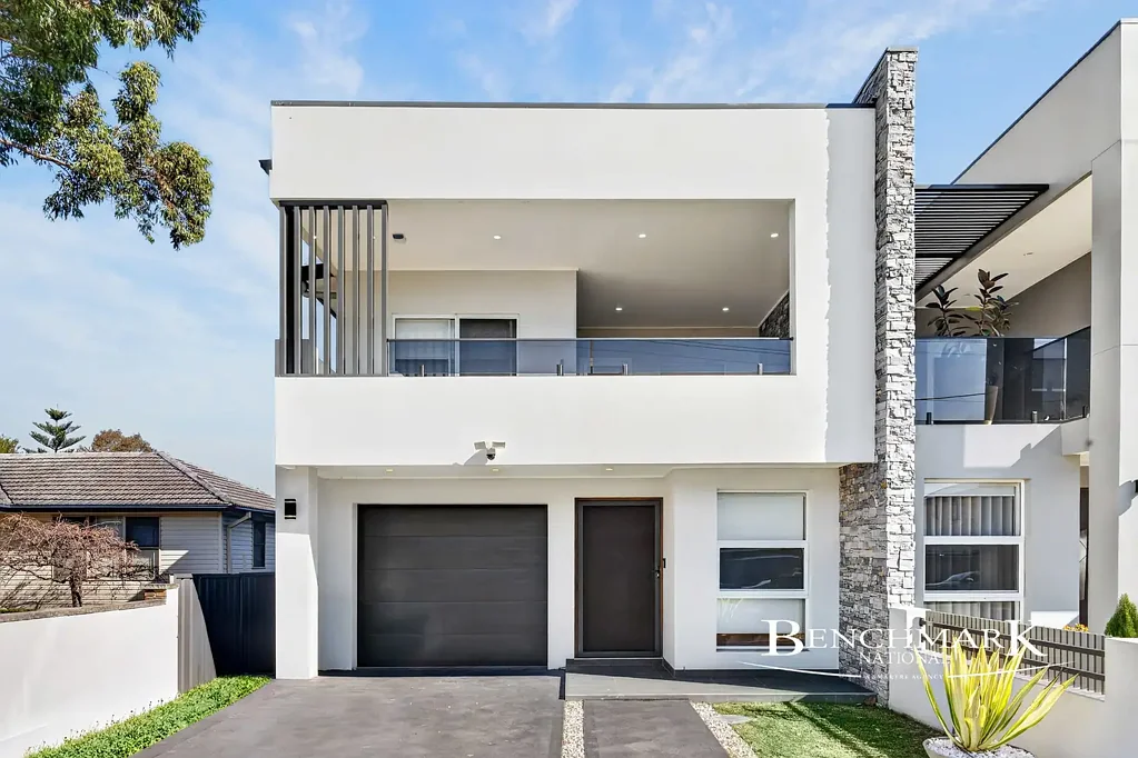 Holsworthy 4房  Near New Luxury Duplex Completed in Late 2023 with Soaring 3.5m Ceilings, Architectural Skylights and Premium Finishes