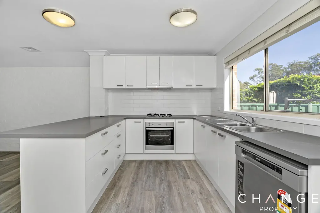 3 Bedroom townhouse with Pool in complex - Available now!