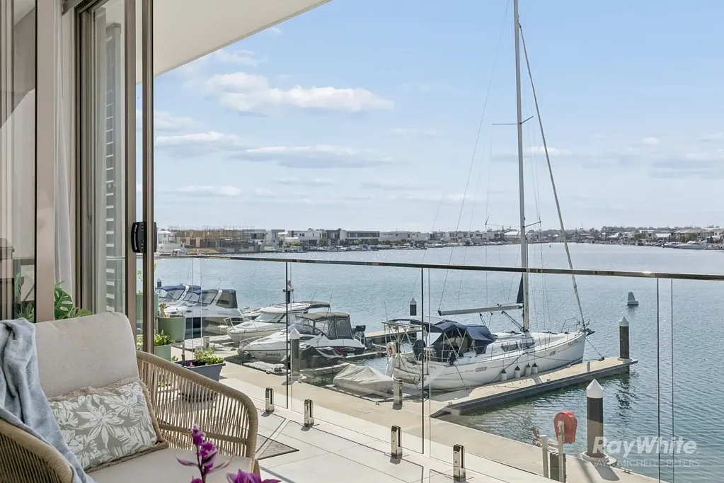 Newport 3Zimmer Luxury Coastal Elegance Redefined: Discover Luxury Living in a Prime Location!
