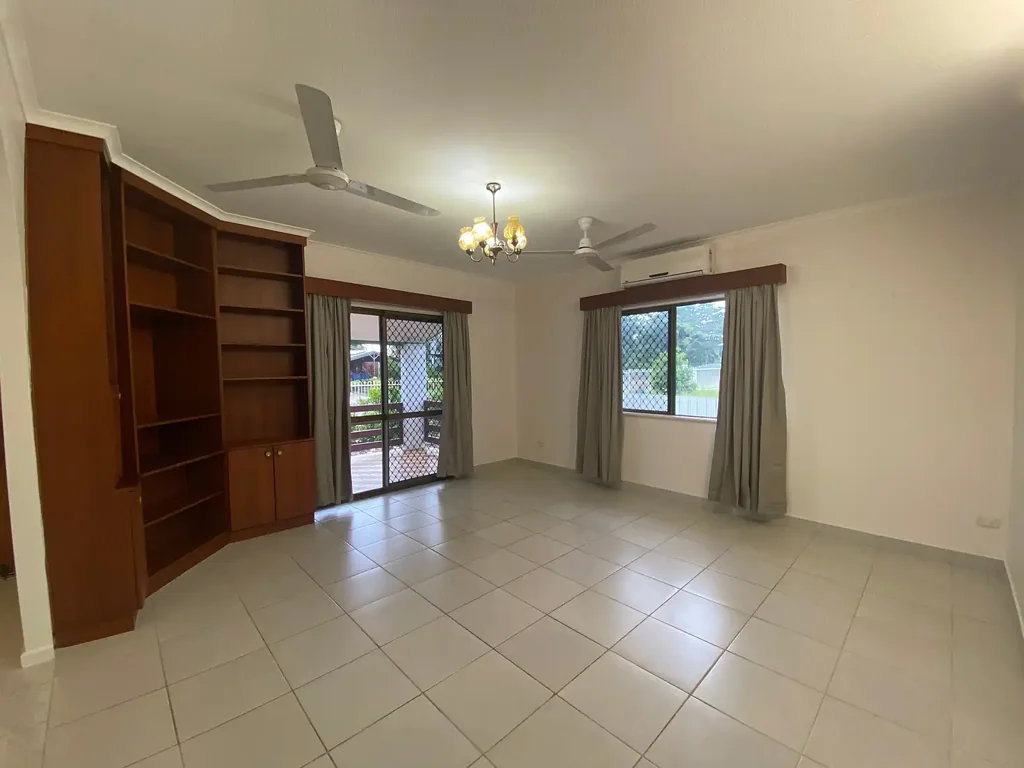 Huge. Family Home. Private access to Peace Park