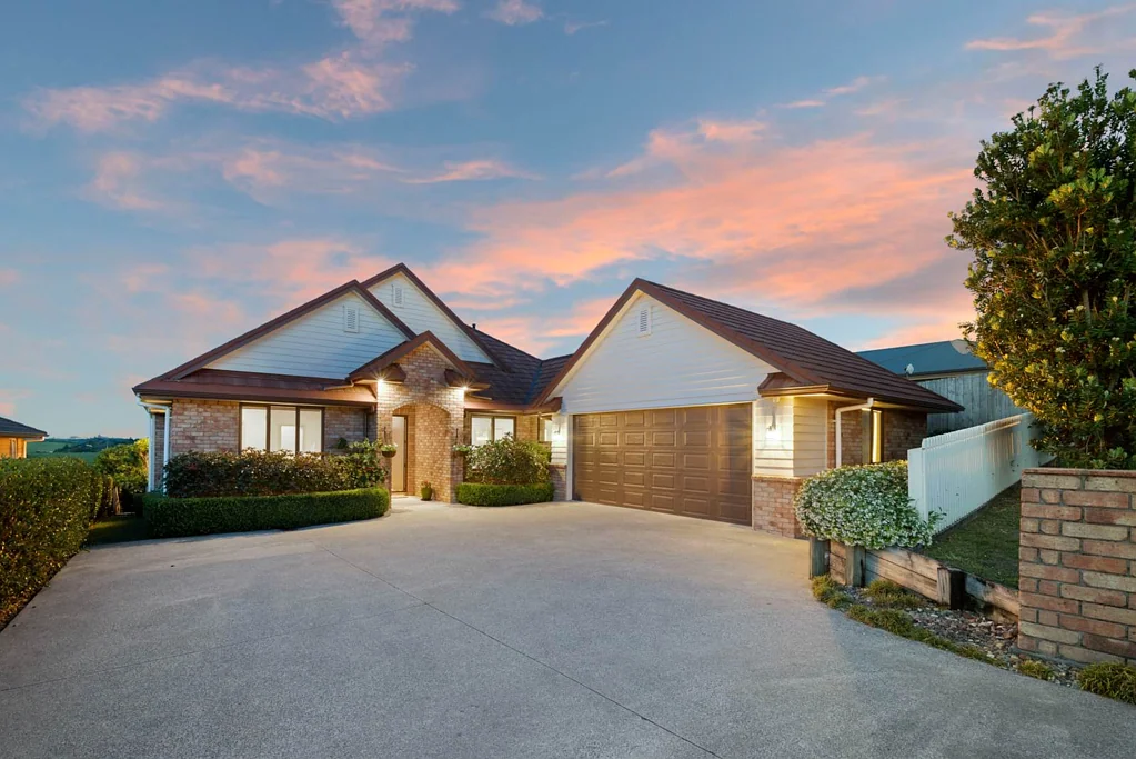 Pukekohe 4ਬੈੱਡਰੂਮ STRIKING DESIGN WITH A RURAL OUTLOOK