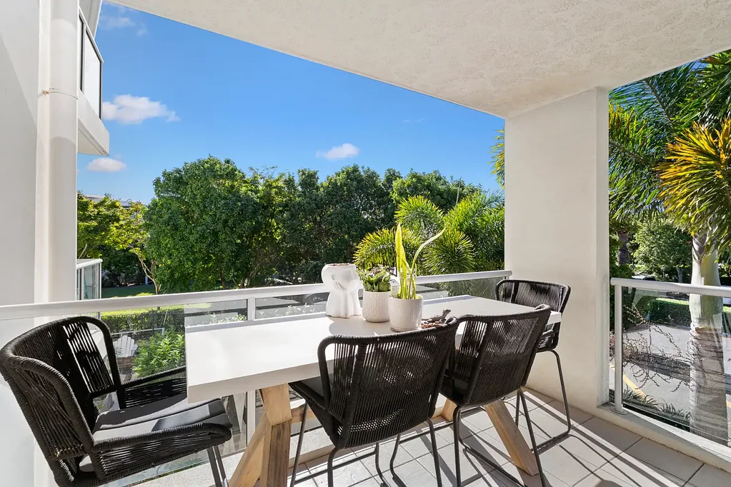 Hope Island 3房  Stunning North-Facing Corner Apartment with a Wow Factor presentation