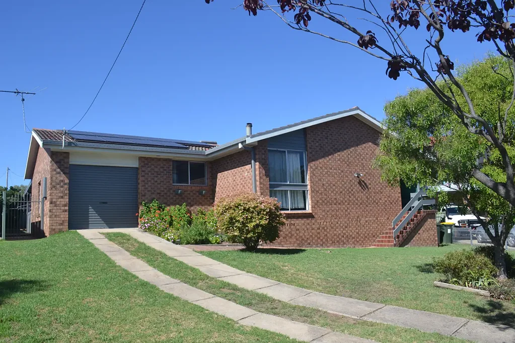4 B/R Brick Home