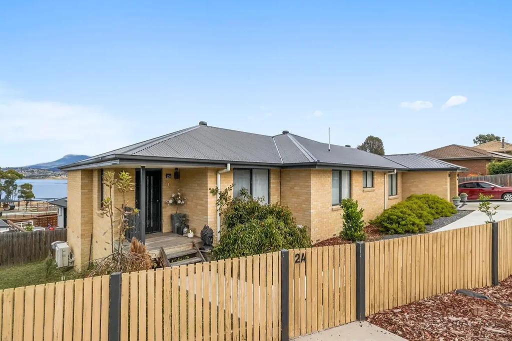 Bridgewater 3ਬੈੱਡਰੂਮ Newer home with views, opposite the parkland