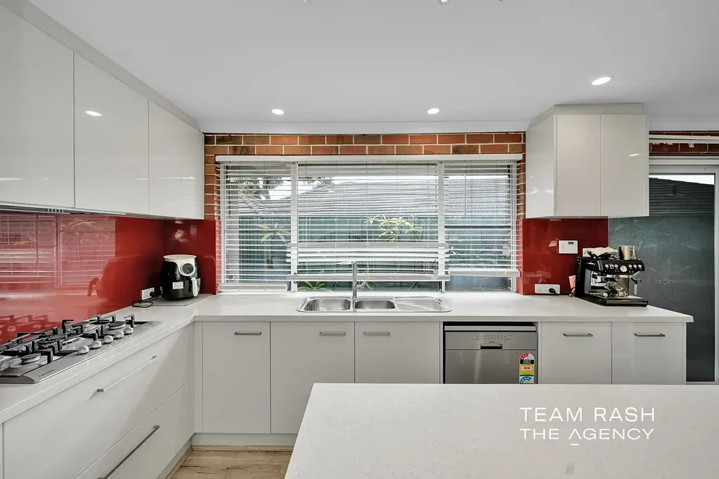 Bibra Lake 4ห้องนอน Spacious Family Living with Timeless Character in Prestigious St Paul's Estate
