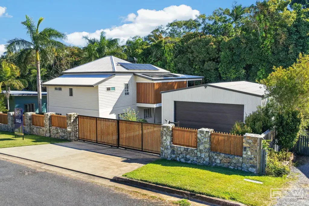 Yeppoon 5Moenga Renovated Queenslander with Genuine Dual Living & Tropical Entertaining