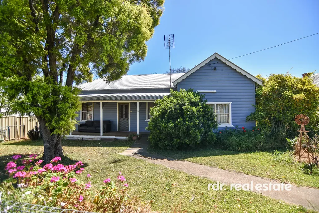 3 BEDROOM COTTAGE WITH LARGE DOUBLE LOCK UP GARAGE