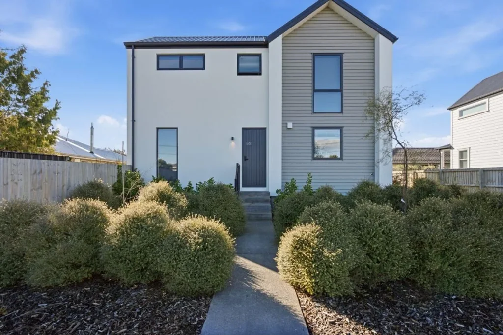 Woolston 2 Bedroom Contemporary Comfort on Edmonds Street!