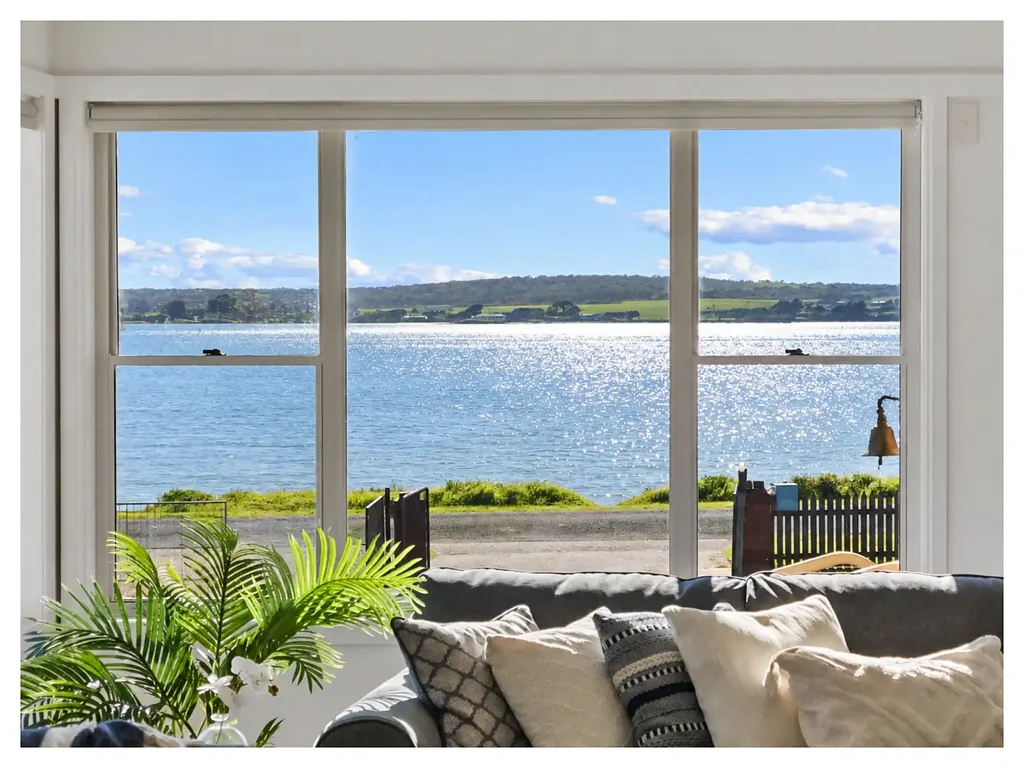 Kelso 3Zimmer THIS SPACE: Water Views, Wide Open Living and Effortless Coastal Ease.