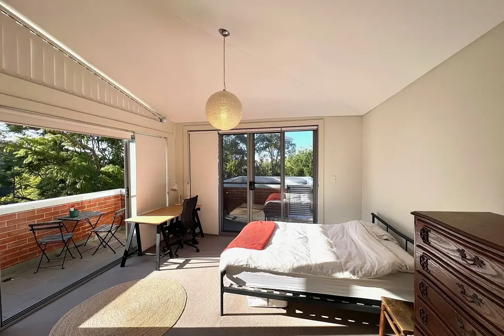 FULLY FURNISHED MODERN STUDIO WITH TOTAL PRIVACY & CONVENIENCE