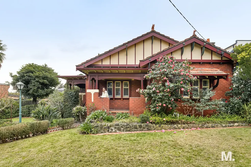 Moonee Ponds 4房 宏伟入口 三卧主卧 双石台盆 双浴 双厨 游戏室 岛台 Ilve烤箱 Bosch洗 大洗衣 风管暖 分体空调 高级天花 嵌丝窗 实木地板 警报系统 植物窗帘 朝北后院 双车库 超大单车库 HERE'S 1088 REASONS THIS HOME'S AN IMPRESSIVE STANDOUT.