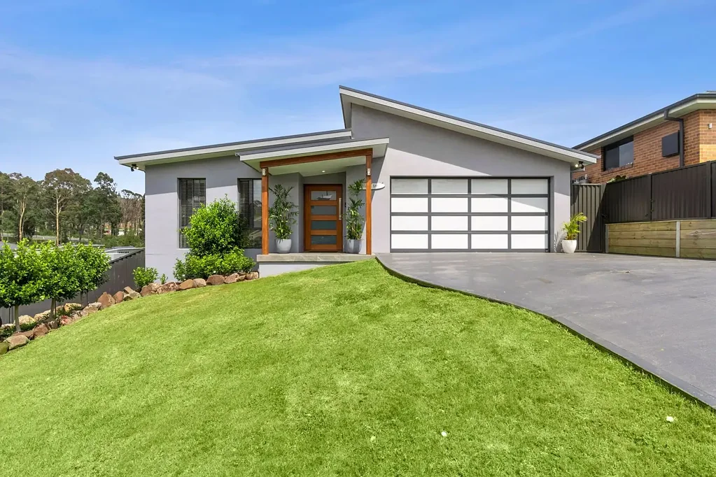 Sunshine Bay 4房  Contemporary Coastal Living with Space for All the Extras