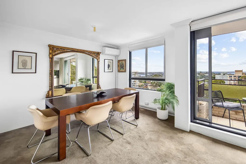 Bondi Junction 2房 北向坡地景观 俯瞰港湾城市 优越尺度感 精装双浴 大型车库 邻近Bondi Junction 海岸生活触手可及 Originally Three Bedroom, Now A Spacious Two Bedroom With Spectacular Views
