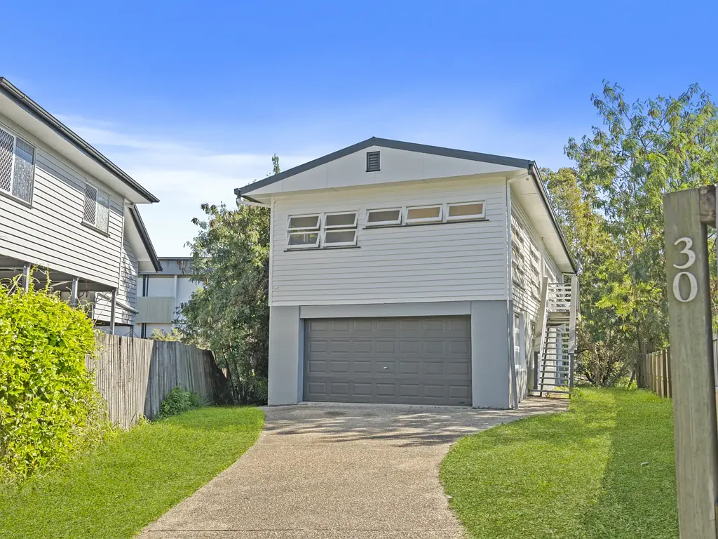 Rocklea 4房 四卧宽敞住宅 翻新卫生间 开放式起居 双车位车库 静谧社区 便捷交通 增值潜力 Position, Potential & Plenty of Space