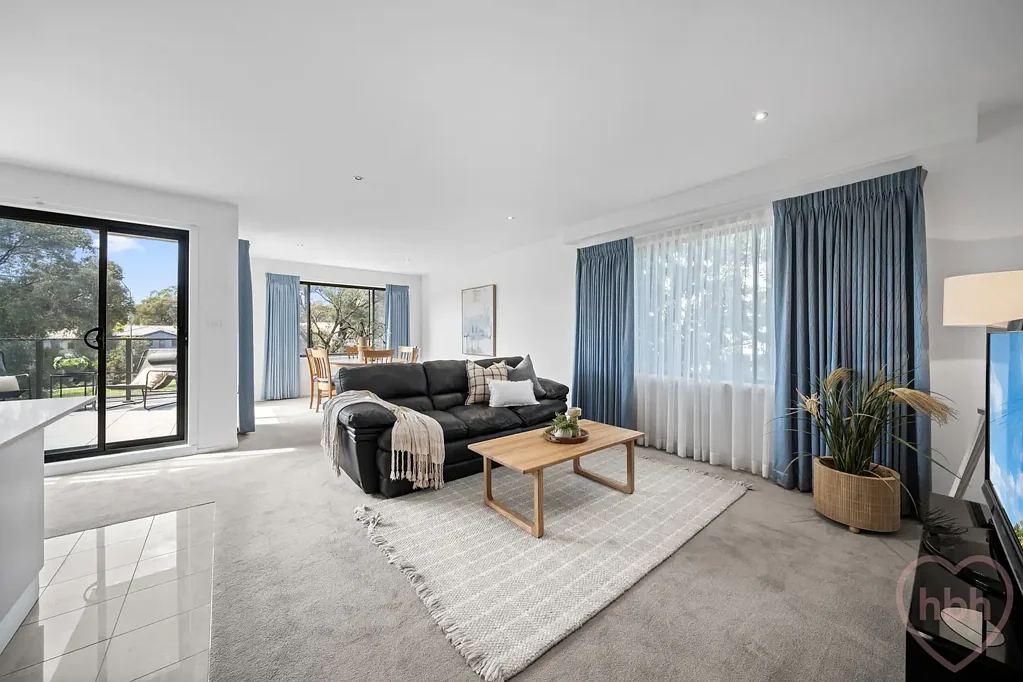 Watson 3ห้องนอน One of the finest positions in the complex, such a bright and warm apartment - low heating costs as bathed in sunshine!
