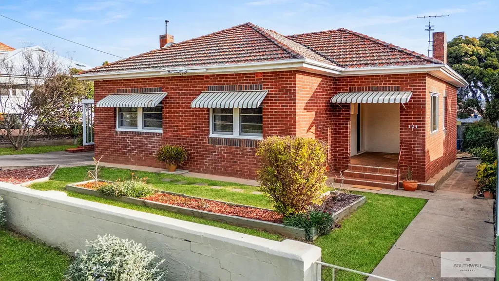 East Tamworth 4 Bedroom Bright & Brimming with Character in Sought-After Locale