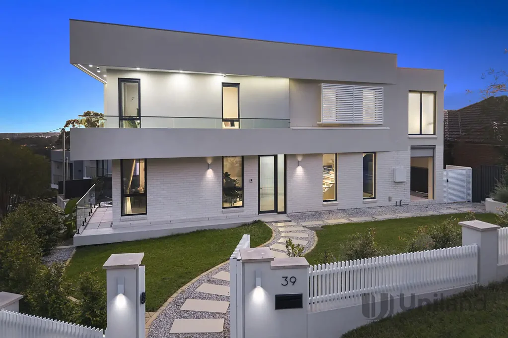 Eastwood 5 Slaapkamer Near-New Luxury Duplex with Spectacular Sydney Olympic Park & Parramatta River Views