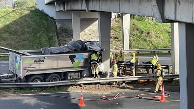 奥克兰卡车撞击立交桥，一人重伤被困，1号高速部分关停