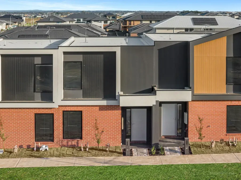 Sleek & Spacious Living in Clyde North