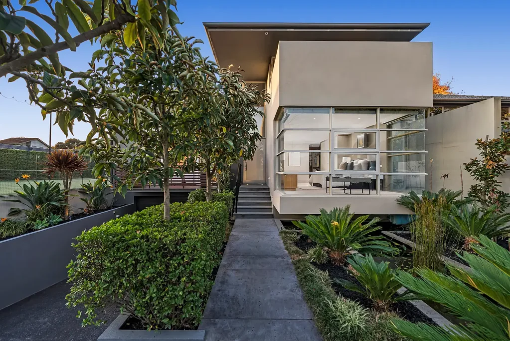 Glen Iris 4chambre A Private Estate Offering Space, Security, a Swimming Pool and a New Standard of Family Living