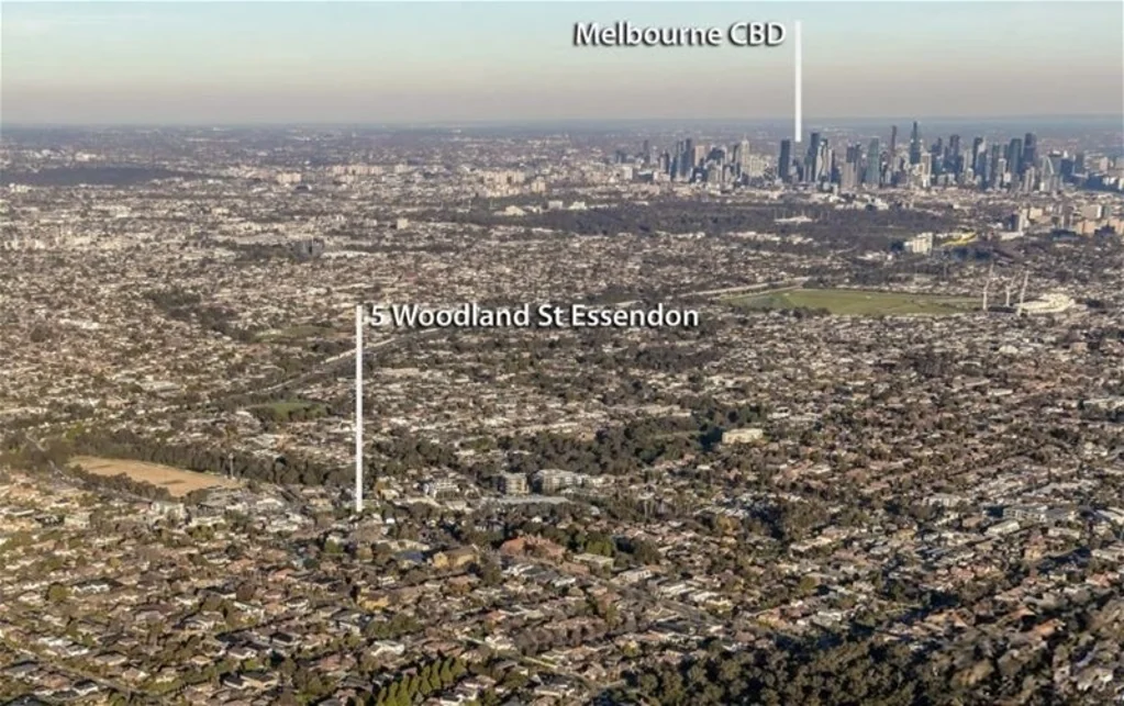 Essendon 1房 黄金地段临铁  繁荣炸鱼薯条店  强劲收入  显著开发潜力  高需求区域 Prime Essendon Commercial Opportunity Next to Station with Development Upside