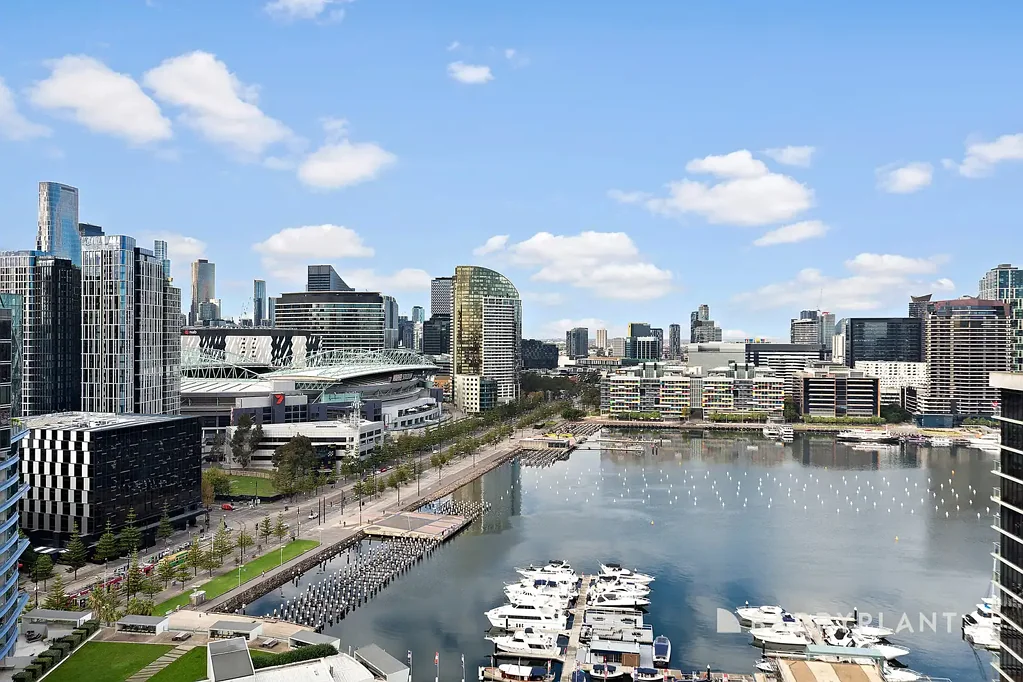Docklands 2房 维港壮丽视野 21层高层奢居 光线充足两房 私人阳台休憩 高端石材厨房 灵活卧室设计 管道冷暖空调 对讲门禁安全 双位专属车位 精致社区配套 滨水餐饮近邻 Dual-Car, Dual-Bedroom residence with unmatched views.