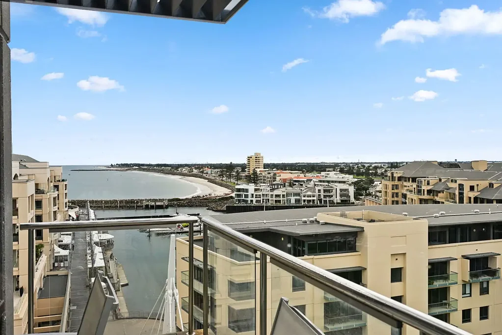 Glenelg 2房  Elevated Coastal Living with Dual Balconies and Marina Views