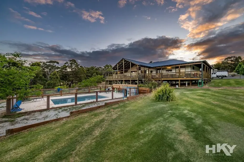 Lower Chittering 5房  Acres, Animals & Country Living!