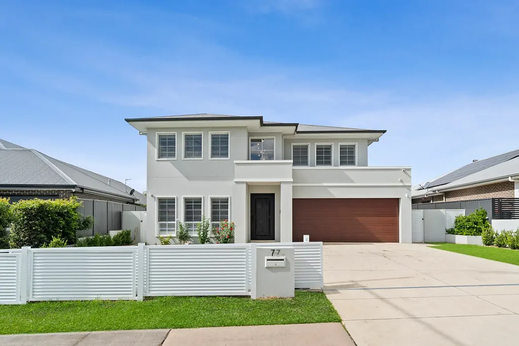 Harrington Park 5房 坐拥Harrington Park名街 861.4平方米地块 独家Michelia俱乐部 临近名校商区 宽敞室内空间 高耸天花板 豪华娱乐区 私人电梯 主卧套房后院泳池 三乡村俱乐部 设施齐全生活方式。 LUXURIOUS FAMILY HAVEN IN A PREMIER LOCATION!