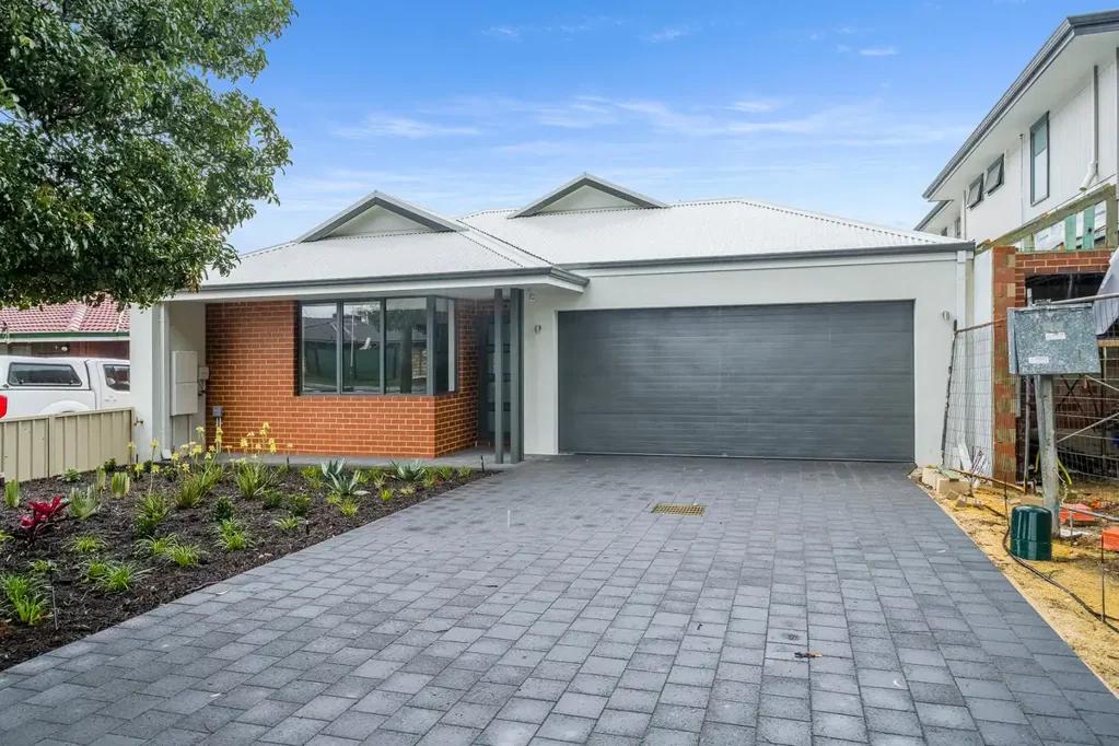 Forrestfield 5બેડરૂમ SIMPLY STUNNING QUALITY NEW BUILT HOME 5 Bed-2 bath DISPLAY HOME FINISH   VACANT AND READY TO MOVE IN NOW  Why build this one is finished.
